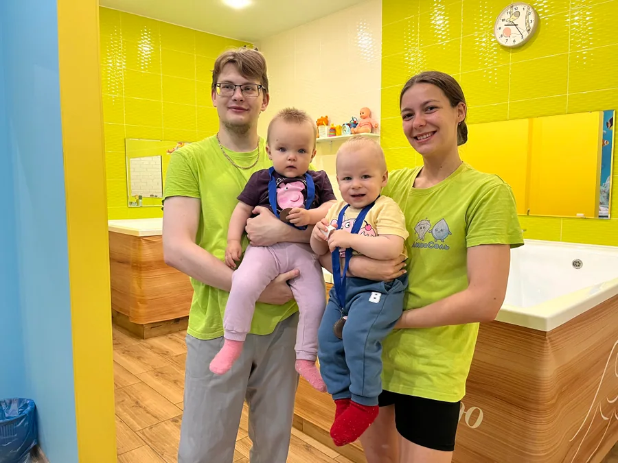 Сотрудники и семьи на официальной фотографии АкваСоль
